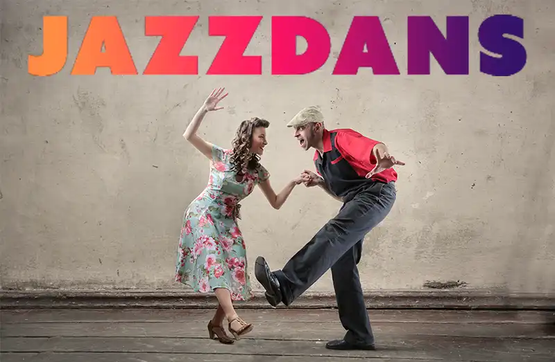 Man die op een saxofoon speelt